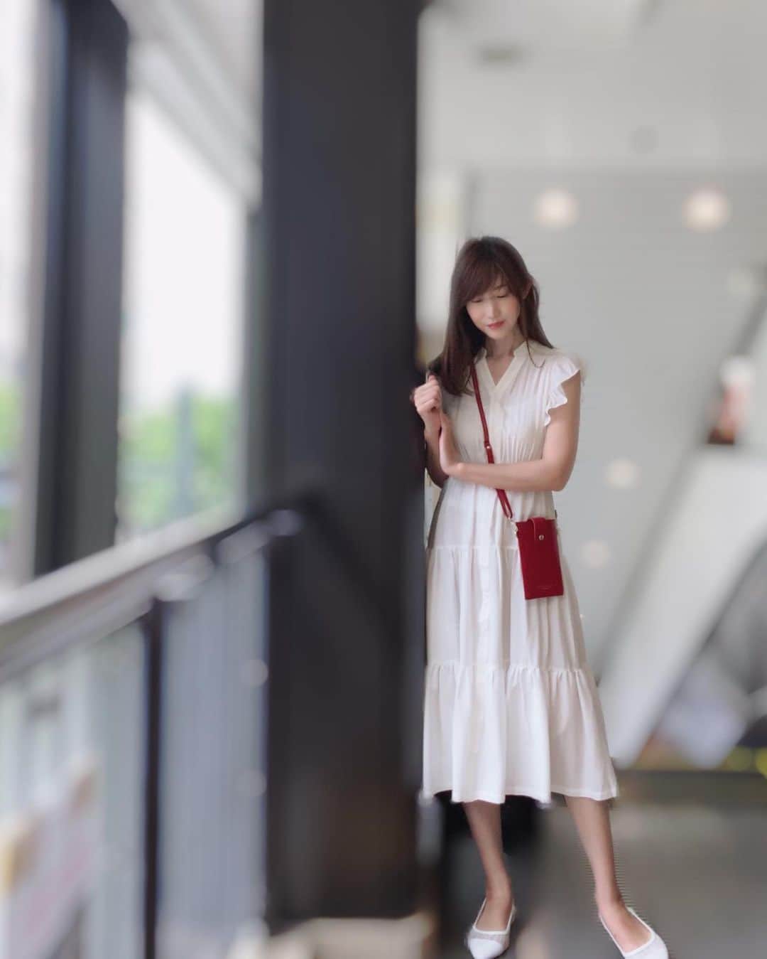 のインスタグラム：「黒が多いけど、夏は白も多くなる✨  色物・柄物より白黒無地✖️差し色が好き❤️  #スマホポシェット って便利だね😊  #ワンピ #ワンピース #ママ #ママコーデ #ママファッション #白 #ホワイト #スマホショルダー #スマホケース #ミニバック #ミニバッグ」