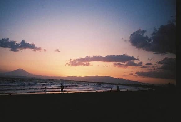 のインスタグラム：「フィルム現像してきた！ 同じ日に同じ場所で撮ったのに数分でこんなに色変わるの面白い💜💛」