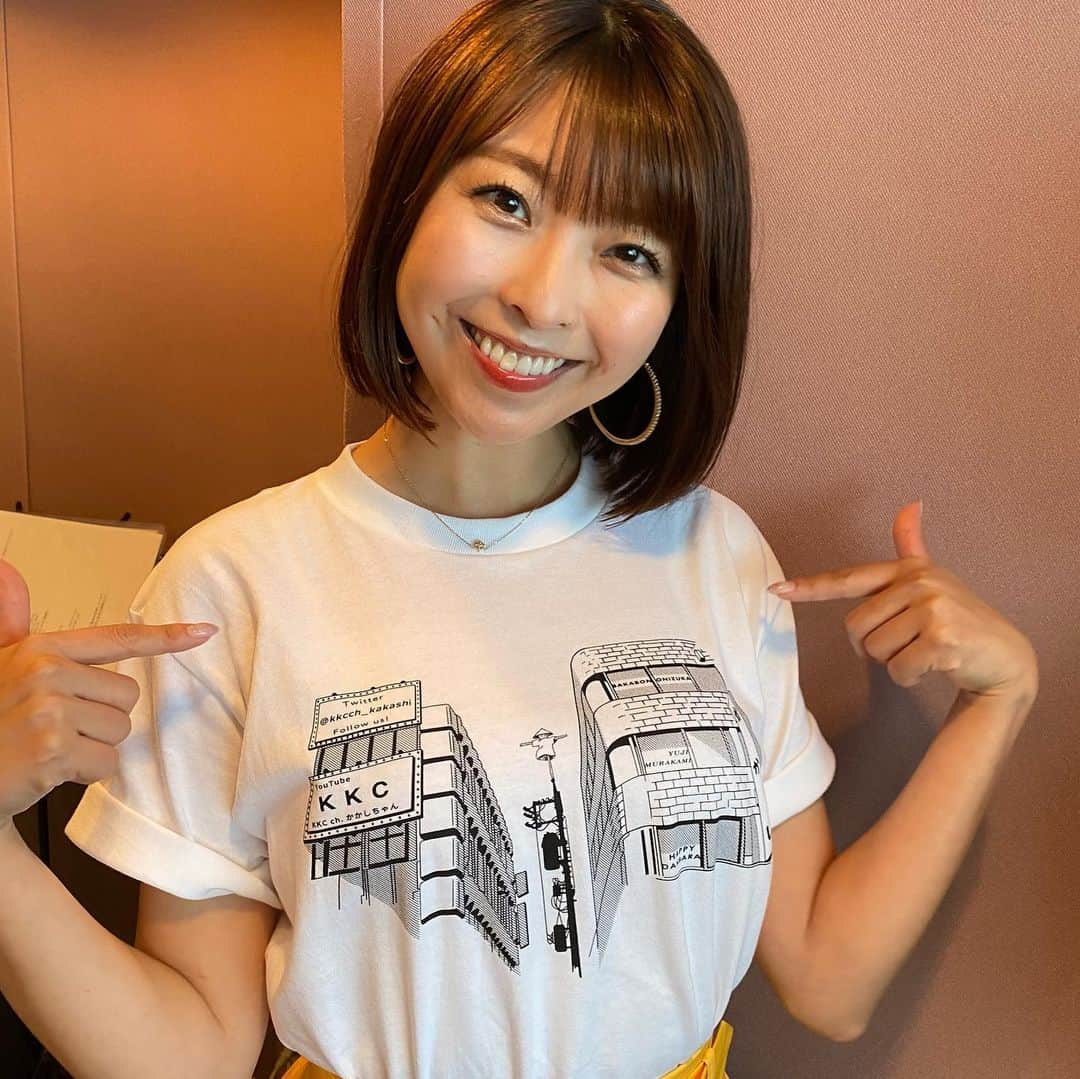 小尾渚沙さんのインスタグラム写真 - (小尾渚沙Instagram)「チーム亀梨色の私たち💛 今日もFM NACK5『おびハピ！』にお付き合い頂きありがとうございました💛  私が着ているＴシャツは、「かかし 1st Ｔシャツ」✨ 明日の配信ライブ中に販売開始のようです！ みんなでおそろっちしましょ〜😎 かかしの配信ライブ楽しみだな💕 ハッピーさん、初ライブファイトです〜！！！💪🏼💪🏼 . . . . #NACK5 #おびハピ795 #radiko #生放送 #亀梨和也 さん #亀梨和也のhangout #食宝ゲッットゥーン #ラジオ #ラジオパーソナリティ #ラジオパーソナリティー  #ラジオ好き #ラジオのある暮らし #ラジオ番組  #ラジオ好きな人と繋がりたい #happyだんばら さん  #かかし #Tシャツ #tシャツコーデ #配信ライブ  #尺八 #ロツレチハ #ご自愛ください  #フリーアナウンサー #小尾渚沙」6月5日 17時11分 - obi_nagisa