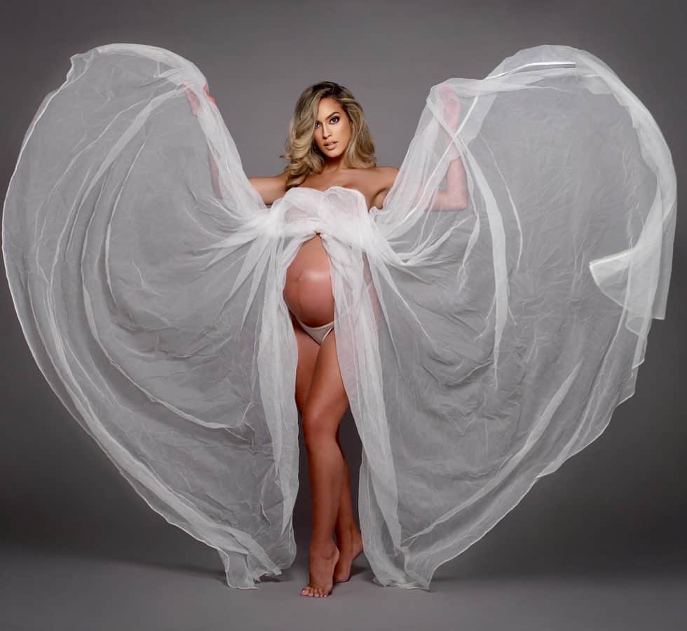 Sarah Mundoのインスタグラム：「Capturing the brilliance ☀️ 👼  📸 @ryanastamendiphotography  MUA @jey_ventura  Hair @tressesbytramel   This experience has been so wonderful so far. We can’t wait to meet our little one. 💕  #pregnancyphotoshoot #spanish #persian #babybump  #maternityphotography #maternidad #cutepregnancy」
