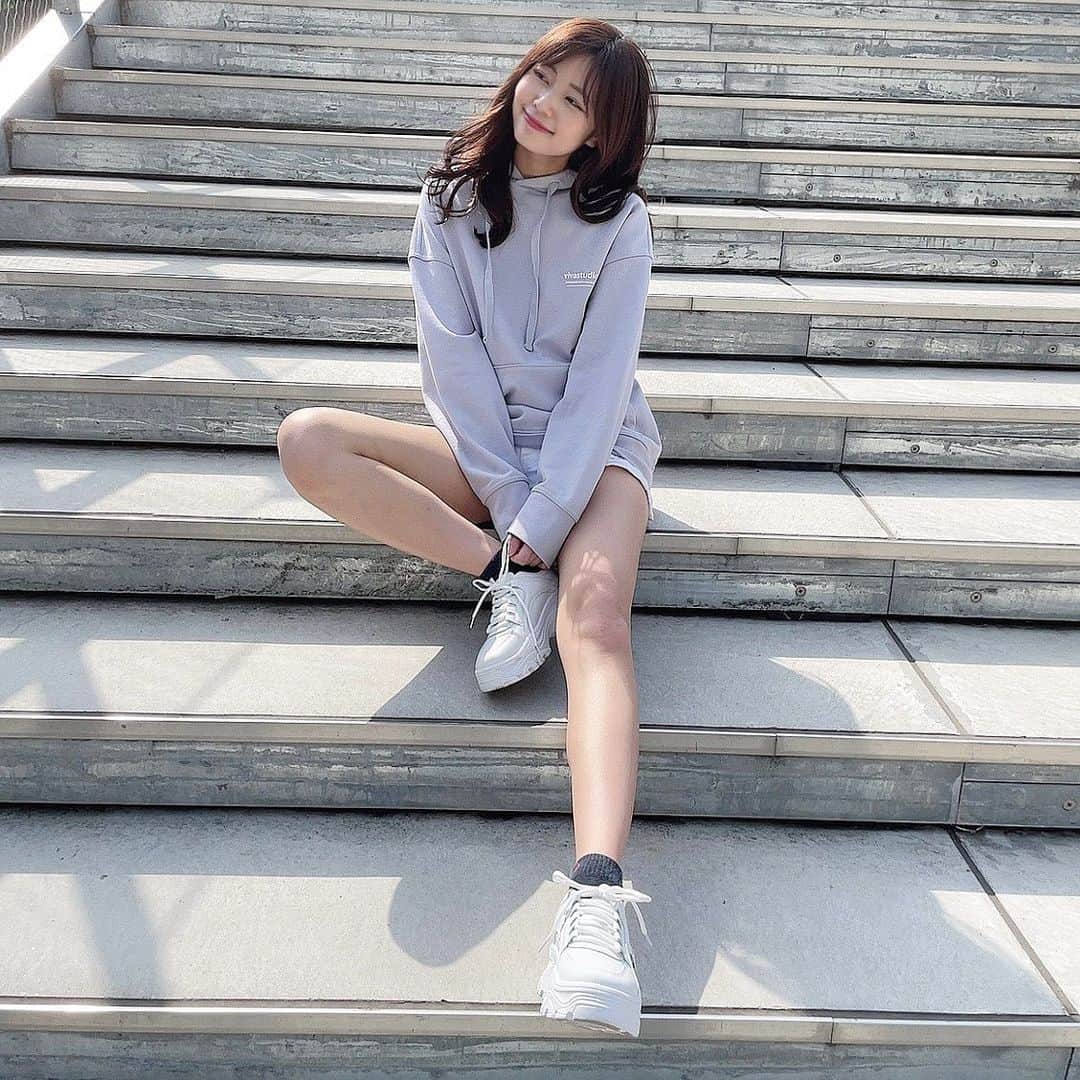 杉浦みずきのインスタグラム：「. 春の日の日向ぼっこ〜 今はこれ着たらもう暑いね」