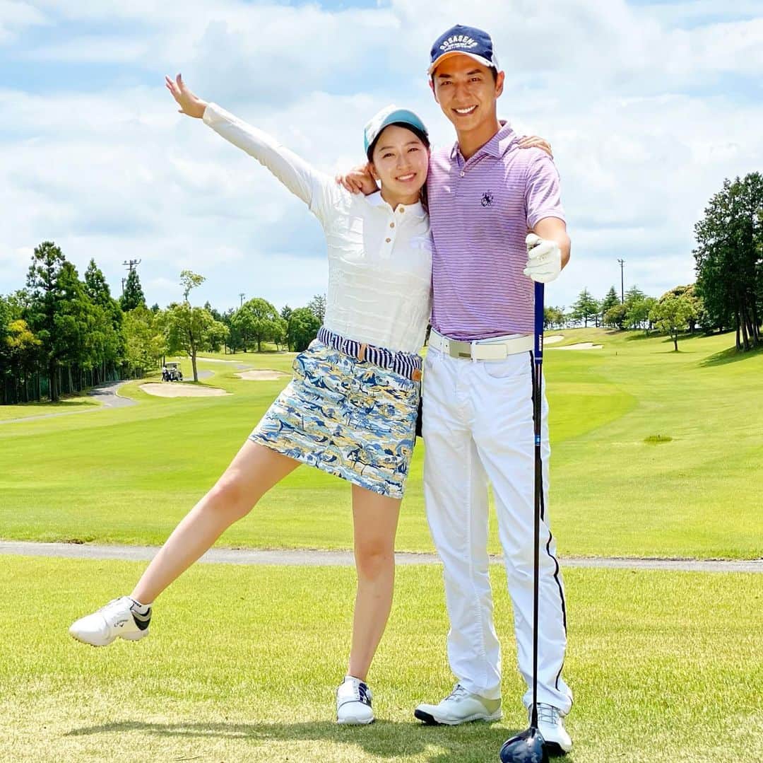 岩間恵のインスタグラム：「夫婦ゴルフ💓  バチェラー撮影時を思い起こすと、まさかお互いの 旦那さんとゴルフを回る時がくるなんて....って感じ😂  # ゴルフ女子 #夫婦ゴルフ #カップルゴルフ」