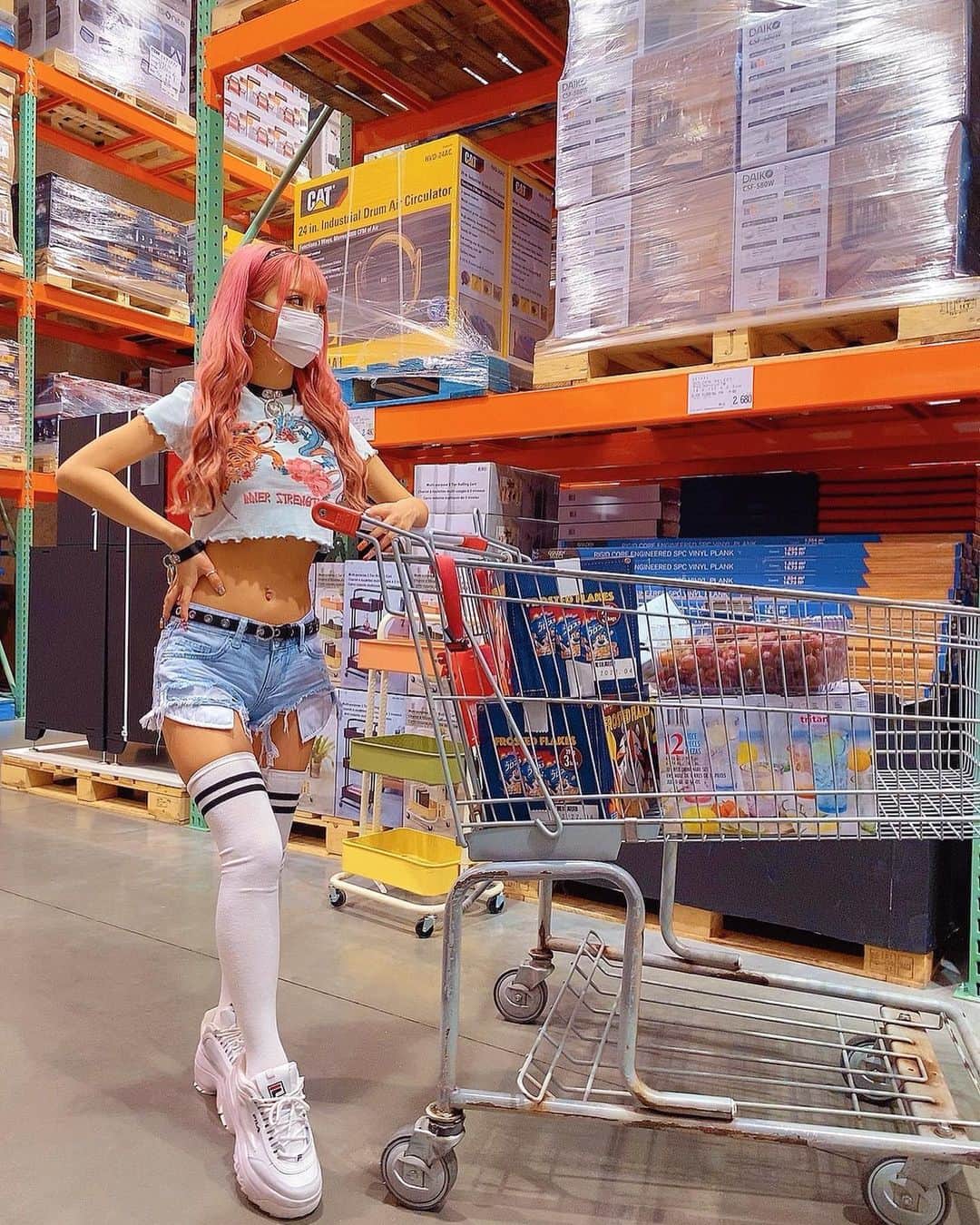 あいめろ姫のインスタグラム：「このコーデはいつもより個性的すぎて 好き嫌い分かれそう🤯⛓💭💕💕  #あいちゃんコーデ」