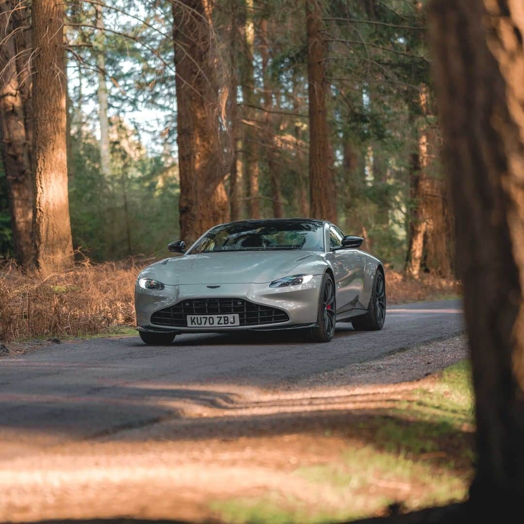 アストンマーチンのインスタグラム：「Designed to inspire, engineered to exhilarate.  This is Vantage.  📸 @alex_stead  #AstonMartin #Vantage」