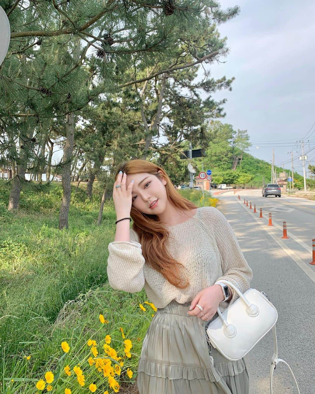 ユビンさんのインスタグラム写真 - (ユビンInstagram)「저 뿌리염색 빨리 하러 가야겠죠 ? 🤣   다른 코디에도 다 잘 어울리는 니트,치마,가방 세 품목 다 마켓제품 💟 치마는 안에 속바지 안감이 있어서 불편하지 않아요 !  다른 컬러들은 프로필링크 통해서 보러 오세요 🌠  #유빈마켓_ #무료배송 #일욜마감」6月5日 19時46分 - u.b1n