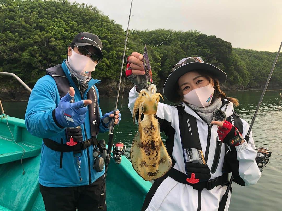 のインスタグラム：「イカとベラ♥ もうこの世にイカはおらんくなってたと思ってたんですが、この日はいっぱい見ました(笑) エギングしたりショアジギしたり、ソルパラロケで毎週釣りをしてるので最近いつでもどこでも何時でも寝て、起きられるようになりました！ KBS京都毎週木曜23:30〜 サンテレビ毎週金曜22:30〜 テレビ愛媛毎週金曜26:00〜 テレQ毎週日曜5:00〜 RSK山陽放送毎週水曜25:55〜 YouTubeでアーカイブ残ってます  #ソルトフィッシングパラダイスtv   #彼方茜香  #磯では急靴  #磯ライジャケ  #ライフジャケットは必ず着用しましょう   #sarynfishing」