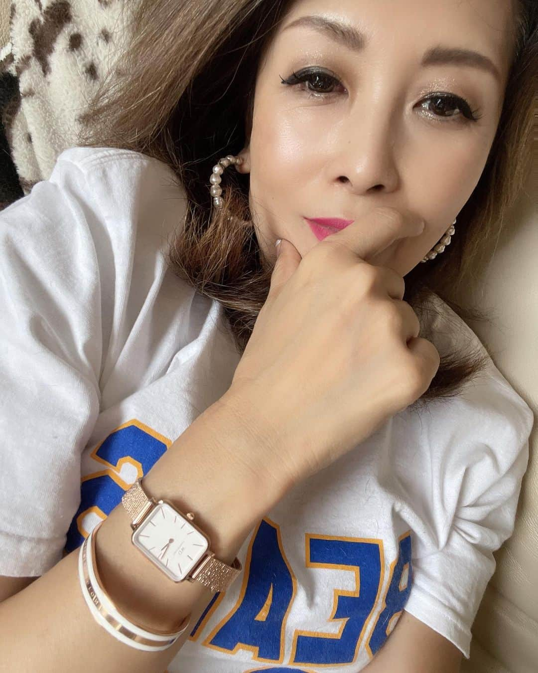 Naoko（なおこ）さんのインスタグラム写真 - (Naoko（なおこ）Instagram)「⌚️ ⌚️ ⌚️ 夏は時計の季節✨　 . どんな アクセサリーよりも つけるだけで 知性とセンスが 問われる とってもデンジャラスな アイテム🌛 . . だからこそ 自分に似合う時計を している人は 魅力的。 . 今年 夏用に選んだのは ダニエルウェリントンの  新製品、Quadro。  四角フェイスの アンティークっぽい クラシックさに惹かれました✨✨ . さらにビンテージ感 溢れる ゴールドを選択✨ . . めちゃ新鮮💙 ブレスレットも合わせて ホワイトとゴールドを✨ . . 夏はヘビーユース しそうです✨😍  . . ＠danielwellington  #ダニエルウェリントン #DWQuadro #腕時計#夏アクセサリー#ブレスレット#お洒落時計 #筋トレ #筋トレ女子 #筋トレダイエット #筋トレ女子と繋がりたい #くびれたい #痩せたい #減量 #美ボディ #アラフィフ #筋トレ日記 #筋トレ生活 #ボディメイク #50代の筋トレ #熊本 #kumamoto #Trainingmotivation #Bodybuilding#Muscletraining #fitnessmodel#training #workoutvideo #gymgirl#Housemusic」6月5日 20時15分 - smile_naohibi