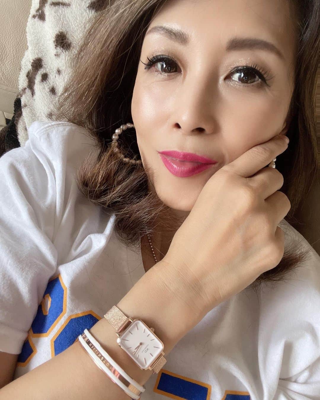 Naoko（なおこ）さんのインスタグラム写真 - (Naoko（なおこ）Instagram)「⌚️ ⌚️ ⌚️ 夏は時計の季節✨　 . どんな アクセサリーよりも つけるだけで 知性とセンスが 問われる とってもデンジャラスな アイテム🌛 . . だからこそ 自分に似合う時計を している人は 魅力的。 . 今年 夏用に選んだのは ダニエルウェリントンの  新製品、Quadro。  四角フェイスの アンティークっぽい クラシックさに惹かれました✨✨ . さらにビンテージ感 溢れる ゴールドを選択✨ . . めちゃ新鮮💙 ブレスレットも合わせて ホワイトとゴールドを✨ . . 夏はヘビーユース しそうです✨😍  . . ＠danielwellington  #ダニエルウェリントン #DWQuadro #腕時計#夏アクセサリー#ブレスレット#お洒落時計 #筋トレ #筋トレ女子 #筋トレダイエット #筋トレ女子と繋がりたい #くびれたい #痩せたい #減量 #美ボディ #アラフィフ #筋トレ日記 #筋トレ生活 #ボディメイク #50代の筋トレ #熊本 #kumamoto #Trainingmotivation #Bodybuilding#Muscletraining #fitnessmodel#training #workoutvideo #gymgirl#Housemusic」6月5日 20時15分 - smile_naohibi