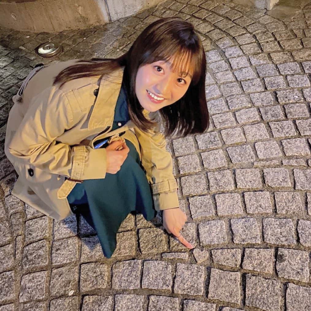 片渕茜さんのインスタグラム写真 - (片渕茜Instagram)「今夜のアド街は特別編「渋い路地裏が残る街」です。 . 佐賀出身なので、上京するまで東京は高層ビルだらけのドライな街というイメージでした。 ですが浅草生まれの井ノ原さんのお話を聞いていると、東京の下町での暮らしは人の温かみに溢れているなと感じます。 東京には色んな顔がありますね。 今夜もそんな人情味のある路地裏がたくさん登場します(^ ^) . こちらは神楽坂の路地裏での一枚。 ひとつだけハート型の石畳が隠れているのです☺️ . このあと9時から「出没！アド街ック天国」放送です。 . #アド街ック天国 #アド街 #井ノ原快彦 さん　#路地裏グルメ #神楽坂 #石畳 #ハートの石畳」6月5日 20時20分 - akane_katafuchi