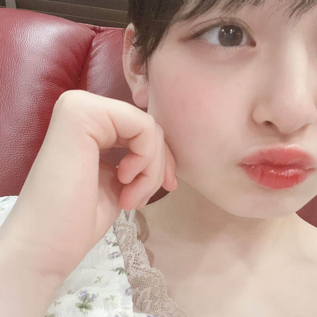 高比良由菜さんのインスタグラム写真 - (高比良由菜Instagram)「・ 最近お気に入りのリップ①🌷⸝‍ ・ rom&ndの GLASTING WATER TINT  #08 ロゼストリーム ・ 見た目も色もすっごく可愛いよ✌️🏻 種類も豊富でマスクしてても 落ちにくいので ほんとにオススメ💭 ・ #高比良由菜#ゆなな#ニコラ#nicola#ニコモ#ロムアンド#rom&nd#リップ#自撮り」6月5日 20時31分 - yuna_takahira_official