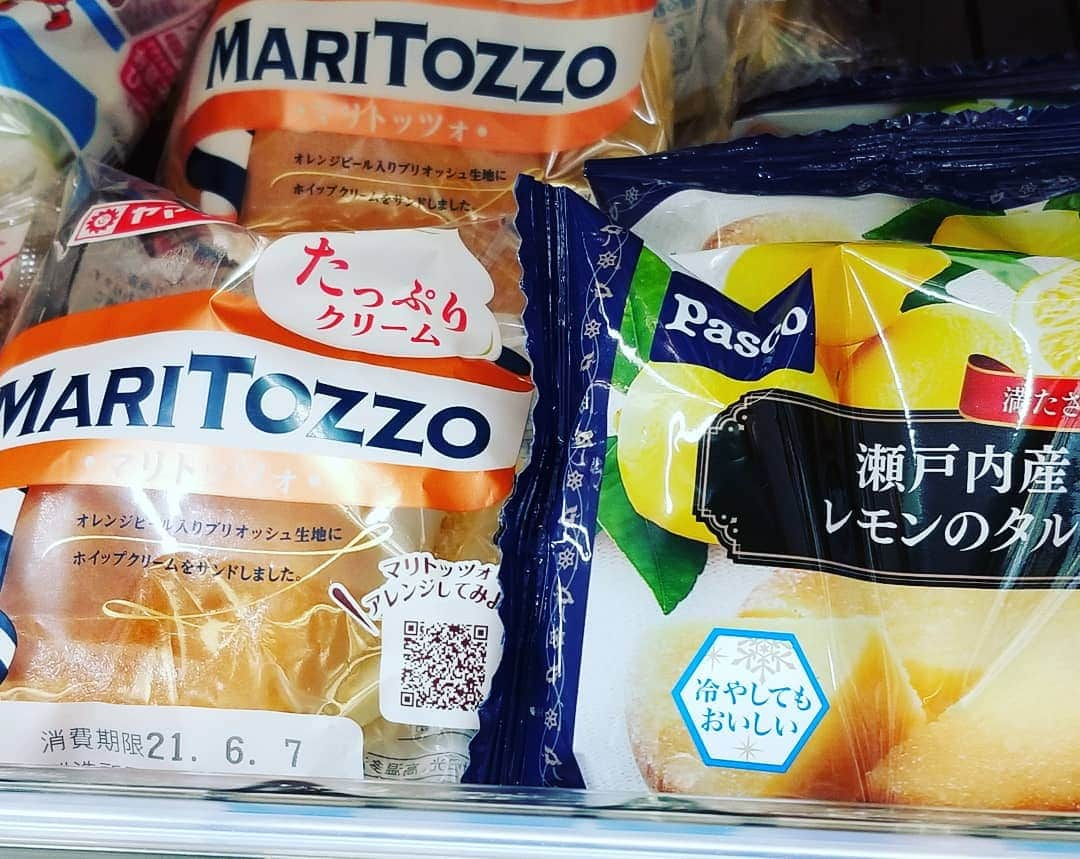 谷口キヨコさんのインスタグラム写真 - (谷口キヨコInstagram)「あったで〰️‼️噂のマリトッツオ。山崎製パンのやつ。でも、わたしは隣の🍋の方こうた😊 #マリトッツオ #谷口キヨコ #レモンのお菓子 #イタリアのお菓子」6月5日 20時32分 - kiyokotaniguchi