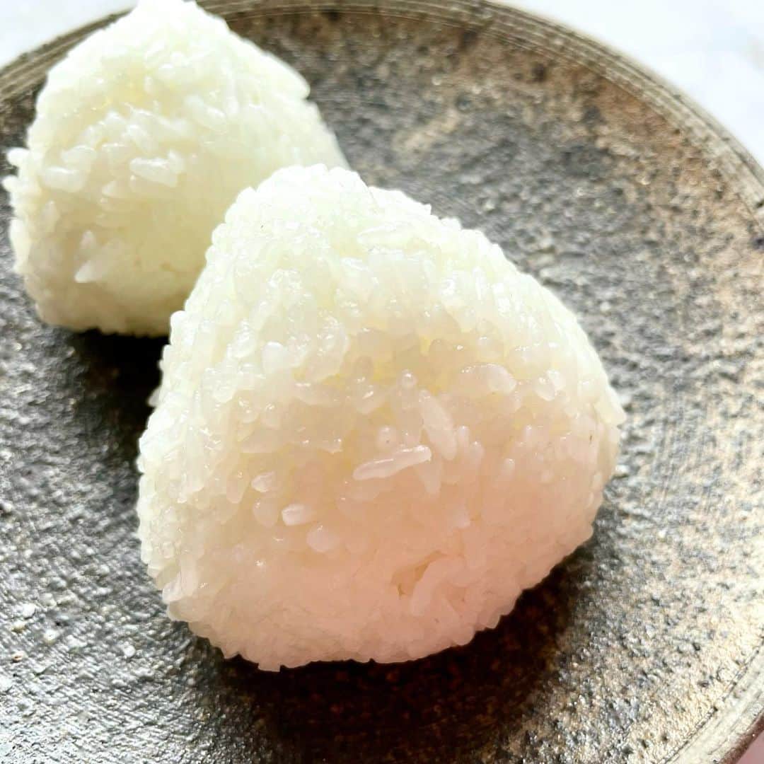 吉井明子さんのインスタグラム写真 - (吉井明子Instagram)「塩むすび♡  宮城県産のお米とろく助塩でキュッと♡ ろく助塩には、昆布と椎茸の旨味が凝縮されているから、塩むすびにするとお米の美味しさも際立ちます✨  理想は「千と千尋の神隠し」で「千尋の元気が出るようにまじないをかけて作ったんだ。お食べ」とハクが差し出すおむすび。  そのシーンを思い出しながら食べると、自分で握ったおむすびでも元気が出ます☺︎  #宮城県産 #お米 #炊き立てごはん #塩むすび #ろく助塩 #ろくすけの塩 #千と千尋の神隠し #気象予報士 #気象キャスター #weatherforecaster #기상캐스터　#吉井明子」6月5日 20時38分 - akiko_yoshii_sunny_rain