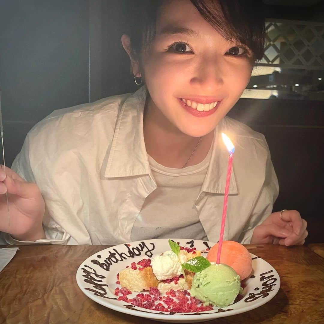 江夏詩織さんのインスタグラム写真 - (江夏詩織Instagram)「今日26歳になりました🎂 正直あまり実感が湧かないですが10代から見ていてくれた方々とは、一緒に歳をとってると思うとなんだか感慨深く、とても嬉しいです。 良い26歳を過ごせるよう頑張ります。 いつも応援して下さってありがとうございます🤲  #26歳」6月5日 20時41分 - shiori_enatsu