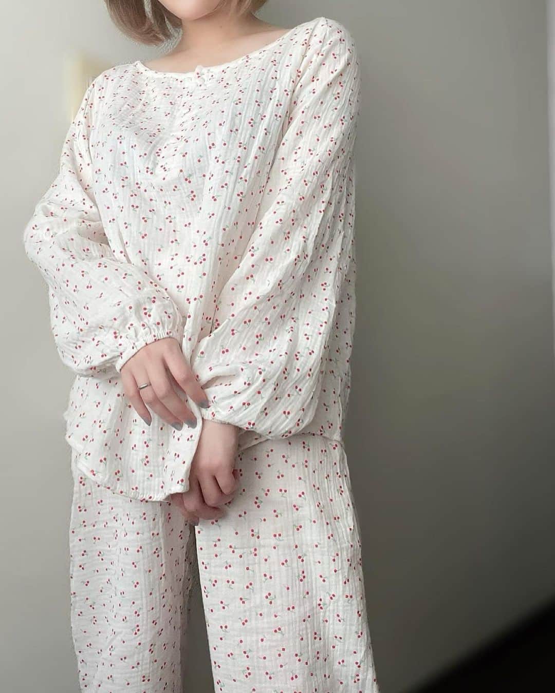 都築青空さんのインスタグラム写真 - (都築青空Instagram)「𝕡𝕒𝕛𝕒𝕞𝕒𝕤 🍒 @_ruruofficial_   コットンで肌触りいいし 前開きになってるから 産後の入院着にもよさそ♡  #パジャマ #部屋着 #ルームウェア #韓国ファッション #pajamas #roomwear #koreanfashion #おうち時間 #部屋着コーデ #selfie」6月5日 20時57分 - aozora723
