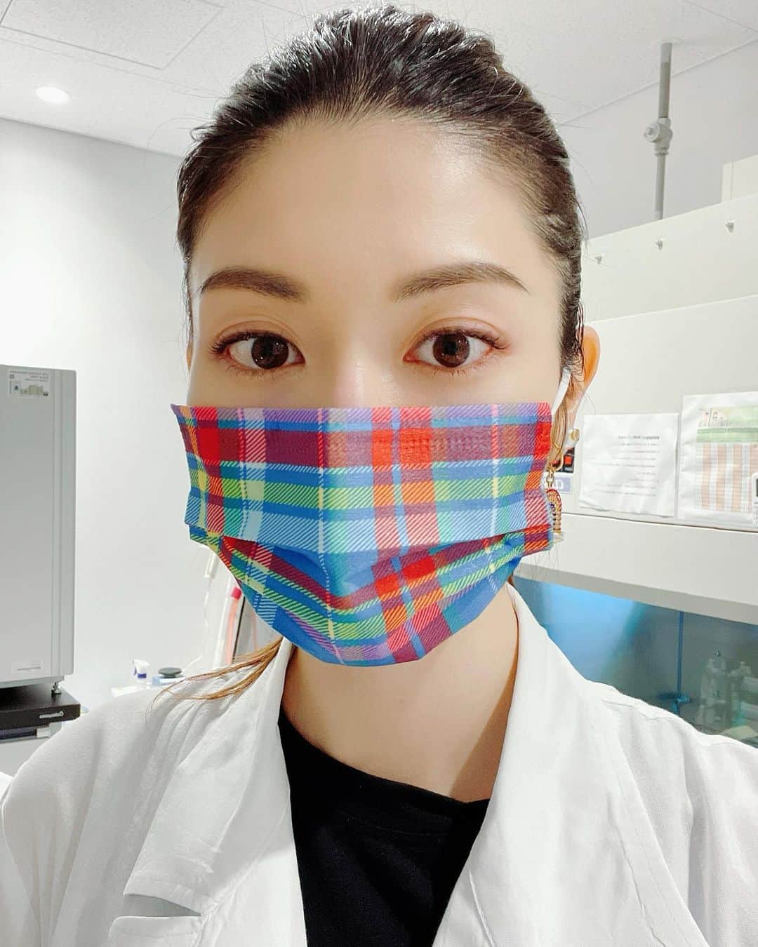 櫻井麻美さんのインスタグラム写真 - (櫻井麻美Instagram)「実験をするのでいつも不織布マスクなのですが、最近は不織布でも可愛いものがあるので嬉しいです😍 ・ 買った時は気づかなかったけど、 伊勢丹？と言われます… ・ ・ #かわいいマスク  #可愛いマスク  #不織布マスク」6月5日 21時10分 - mamiosakurai