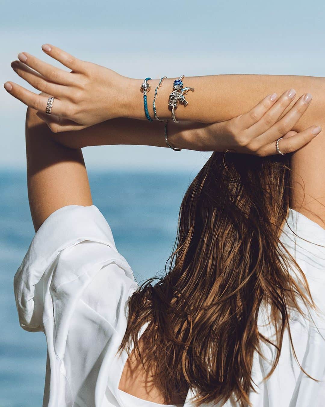 PANDORAのインスタグラム：「All you need for the golden hour at the beach: good vibes and Pandora Ocean jewellery. We’ve got you covered! 😎#PandoraOcean #PandoraStyle #Summer」