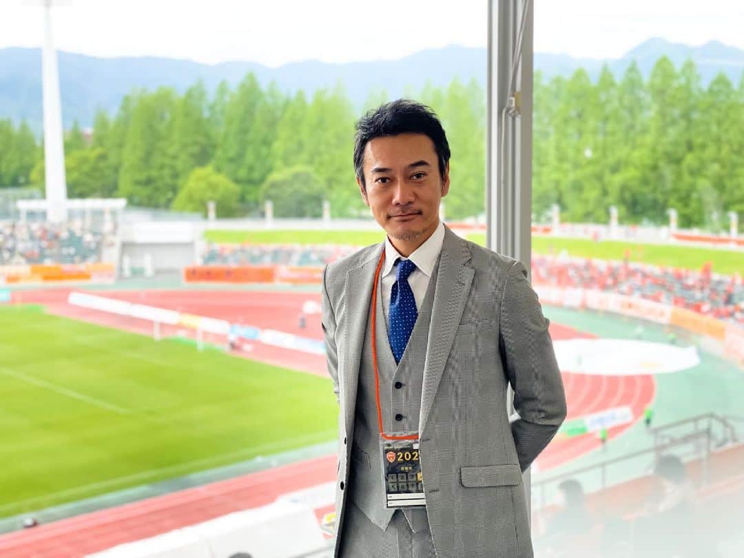 元木行哉のインスタグラム：「今日はレノファ山口・下松サンクスデーということで、維新みらいふスタジアムへ下松市のPRに行ってきました。 久しぶりにスタジアムでのサッカー観戦もでき、楽しい時間でした。 ガッツリ、僕もレノファサポーターとして応援していきます！⚽️﻿  @renofa_yamaguchi   #レノファ山口 #renofa #j2リーグ #サッカー小僧 #下松市 #山口県 #soccer #staysafe」