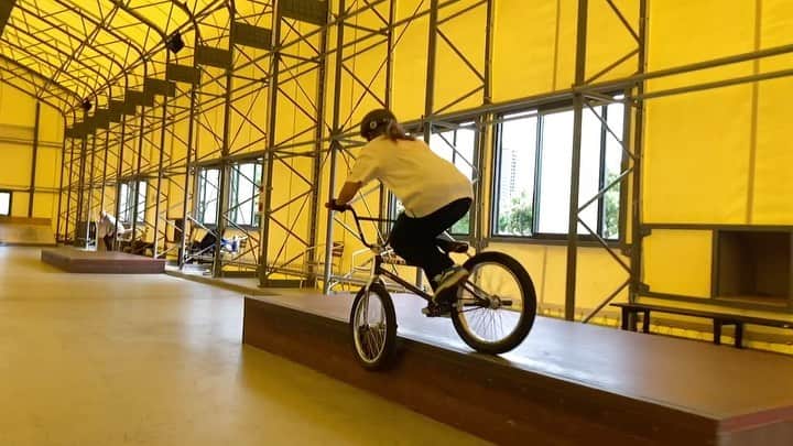 大池水杜のインスタグラム：「Today’s Fun session👍🏼 I rented a friend's bike and grinded sesh it for the first time in a few years! This is my precious grind video😂😂😂 今日は東静岡！地元勢や名古屋勢来ててほんと楽しかった！白石のチャリ借りて数年ぶりにグラインドしてみたけど楽しいね😁 ありがとうございましたー！ 🎥 @takahiro_oguri @ryokanos thanks 🙏🏻  @visavis_jp #タウン情報おかやま #ライト電業 #bluesakura #slopeshot #bmx #bmxgirl #bmxfreestyle #bmxwomen #東静岡 #東静岡アートスポーツヒロバ #グラインド #貴重映像」
