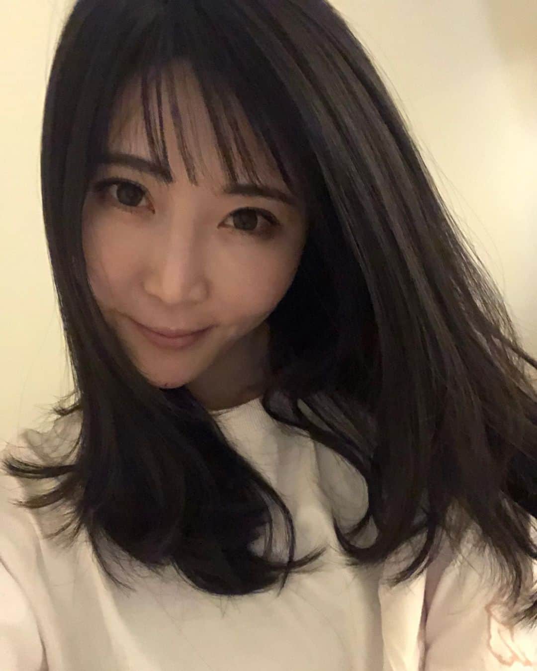 七菜乃さんのインスタグラム写真 - (七菜乃Instagram)「髪切ったのわかるかな😳  明日人生初広島に行ってきます。 🛩緊張する😳😳😳  パジャマ🙄 おやすみ〜🌟  昨日から #エニグロ はじめました💓 楽しみ〜💖」6月5日 21時40分 - nananano.nano