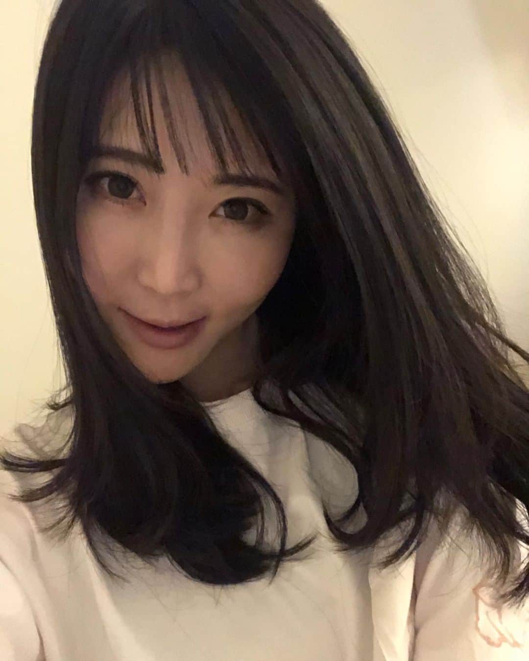 七菜乃さんのインスタグラム写真 - (七菜乃Instagram)「髪切ったのわかるかな😳  明日人生初広島に行ってきます。 🛩緊張する😳😳😳  パジャマ🙄 おやすみ〜🌟  昨日から #エニグロ はじめました💓 楽しみ〜💖」6月5日 21時40分 - nananano.nano