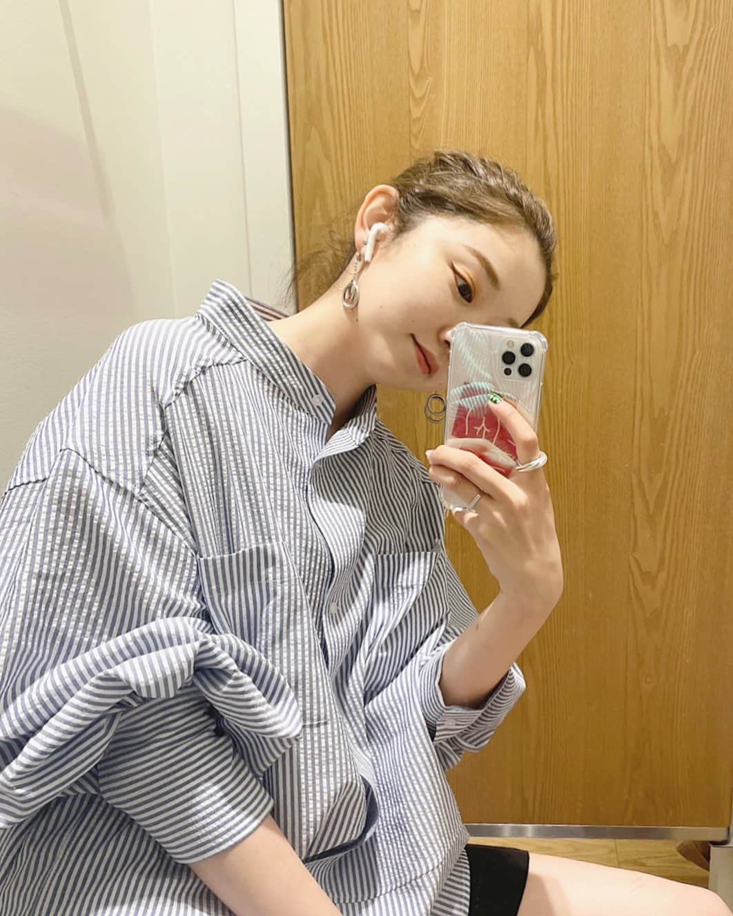 mina hinokuchiのインスタグラム：「. この夏もシャツ収集中👔 こちらはもうすぐ入荷予定のストライプシャツ。 ノーカラーで袖のボリュームしっかり、シンプルすぎないところがミソ！  今日はハーフパンツで合わせてみした♡ 昨日からonline storeでも予約開始してますよ〜◎  #whoswhochico #salonbychico #フーズフーチコ　#ストライプシャツ #ストライプシャツコーデ」