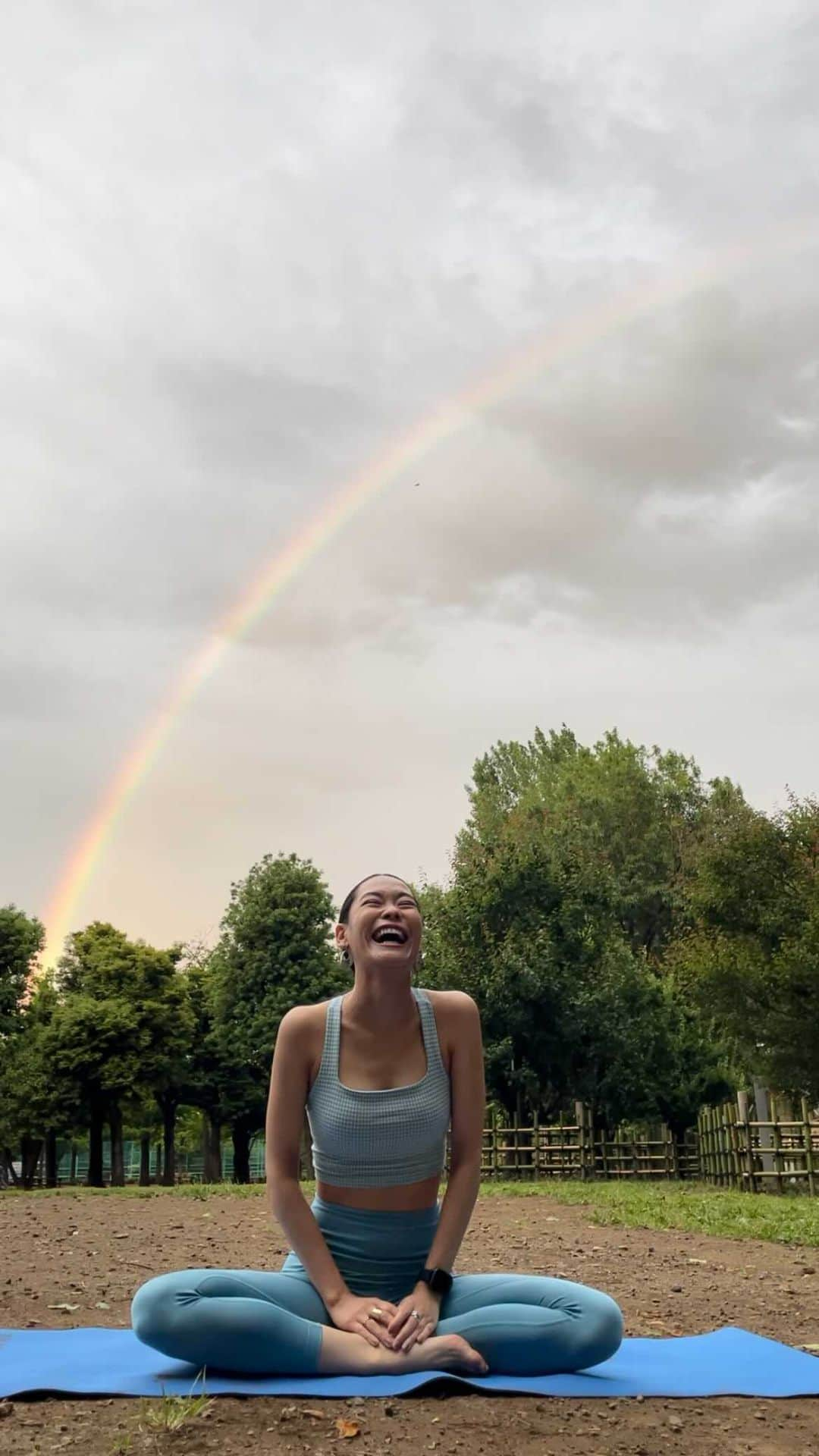 池田莉子のインスタグラム：「rainbow yoga🌈🌈🌈 まさにサプライズ！！！  雨だけど友達と外ヨガの約束していたので マットをひいていたら パーっと雨が止み虹が！！！！本当にびっくり。。  明日の朝ヨガイベントも雨予報だけど、晴れにしようね😘🙏🏻  新作ウェア発売したよ🤍 #nike #nikeyoga #rainbow #rainbowyoga #niketokyo #ナイキ #ヨガ #ナイキヨガ #虹#ヨガウェア」