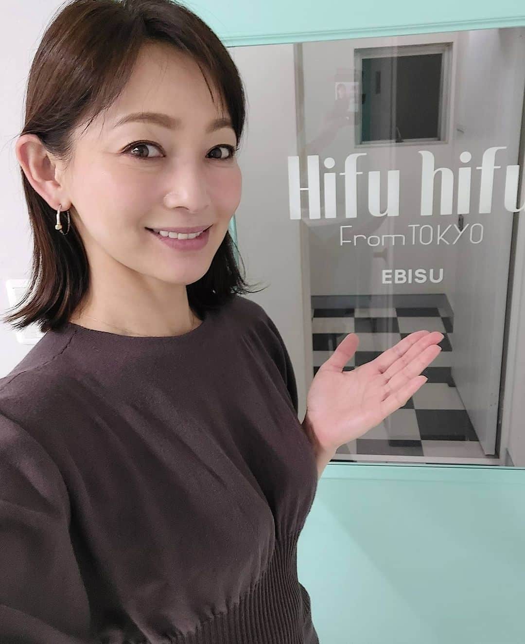 佐藤純さんのインスタグラム写真 - (佐藤純Instagram)「Hifu hifu 恵比寿でハイフをしてきました✨  @hifuhifu_ebisu_official   施術前のカウンセリングで、鏡にAIを搭載した高機能なミラー型美容測定機器を使ってお顔の診断もしてくれます。  顔の本来の頬の位置がわかったり、毛穴や小じわ、シミ、クマなど細かいところまでわかってしまう。  写真4枚目は、細かいシミー😱  ひーーー💦  写真6枚目は、施術前。  写真7枚目は、ハイフ後。  顔のラインがシュッとしたのがわかるかな？  目の開き具合も全然違う‼️  ハイフハイフ恵比寿は、低価格なところも魅力的😆❤  #Hifuhifu #Hifuhifu恵比寿 #ハイフハイフ #恵比寿 #ハイフ #hifu #リフトアップ #小顔 #毛穴 #美肌 #ママ #ママモデル #モデル #mama #mamamodel #model」6月5日 21時52分 - junsatoidea