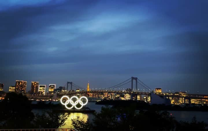 Hilton Tokyo Odaiba ヒルトン東京お台場のインスタグラム：「#ヒルトン東京お台場   バルコニーから見える夜景に ついつい見入ってしまう、土曜日の夜です。 皆さま、素敵な週末をお過ごしください✨  #お台場 #夜景 #週末 #ステイケーション #チル #東京夜景 #東京夜景スポット #東京タワー #台場 #レインボーブリッジ #hiltonodaiba #odaiba #odaibatokyo #tokyo #tokyotower #nightview #chill #hilton #hotel #view」