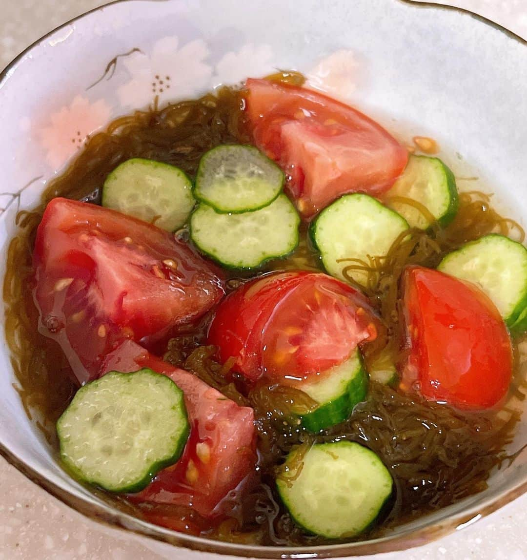 水谷雅子さんのインスタグラム写真 - (水谷雅子Instagram)「#晩御飯#おうちごはん#dinner  #リクエスト晩御飯 #肉うどん #きゅうりとトマトのもずく酢 #もずく酢  #水谷雅子#水谷雅子beautybook50の私」6月5日 22時02分 - mizutanimasako