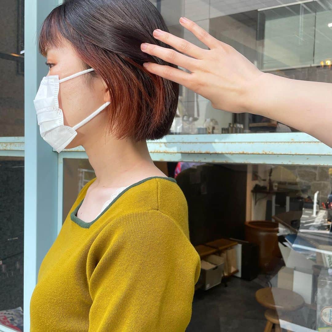 のインスタグラム：「ショートボブと♡  #イヤリングカラー #イヤリングカラーオレンジ」