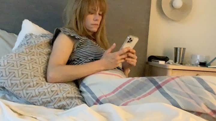クレア・コフィーのインスタグラム：「“Cal, read a book, I’m working”   @etsy」