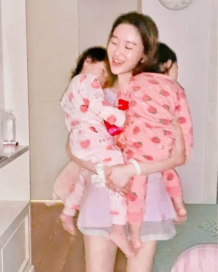 ジェシカ・ヤマダのインスタグラム：「Selagi mamma masih kuat gendong, dan selama kalian masih mau digendong mamma ya, @jessbebes 🥰💞⁣ ⁣ #jessbebes #lifewithtwins #twinmomlife #possessiveobsessivemom」