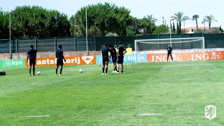 ナタン・アケのインスタグラム：「Final training session before the last friendly game tomorrow👀👊🏾🇳🇱」