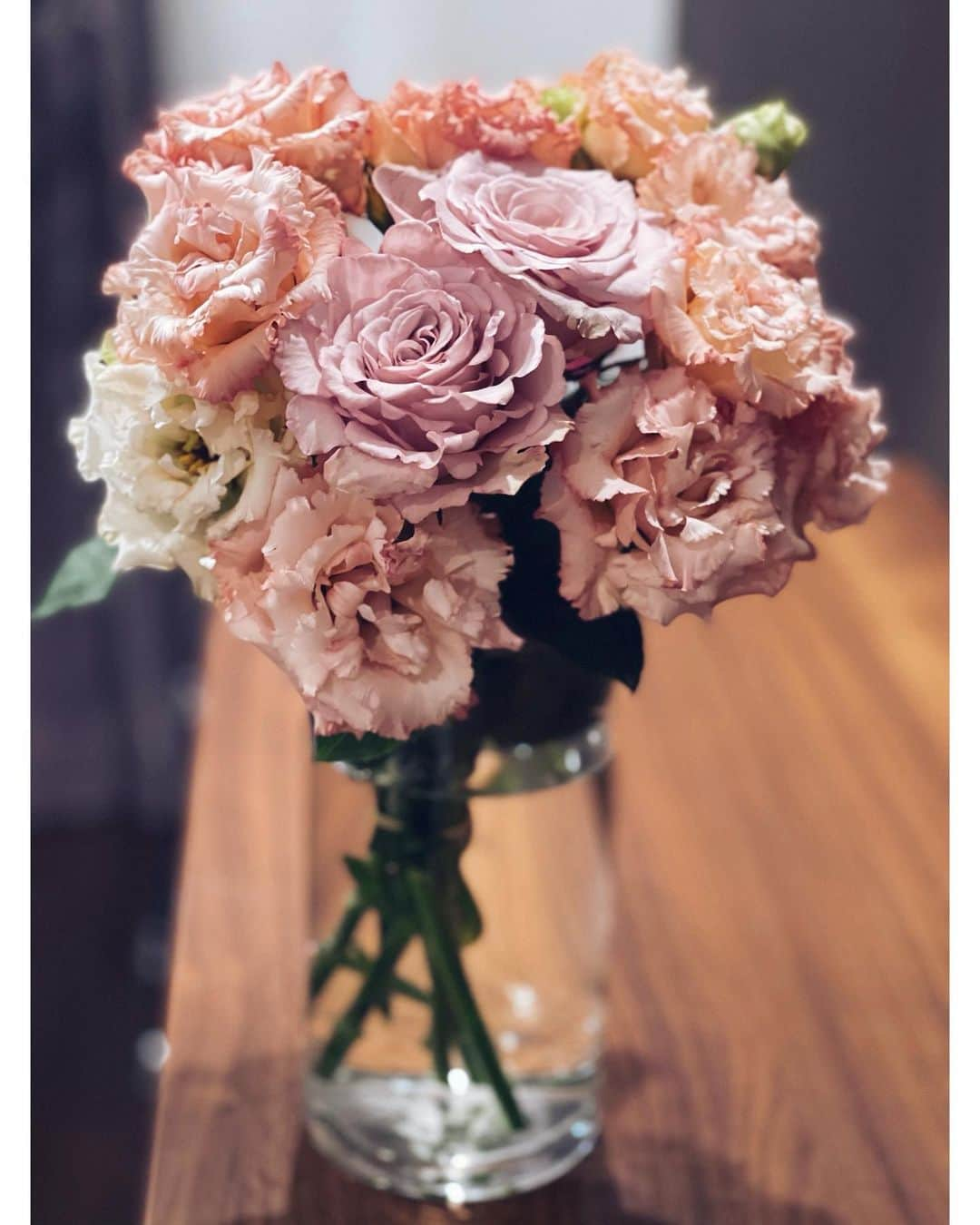 板野友美さんのインスタグラム写真 - (板野友美Instagram)「新入りさん🥀  Eustoma & Rose   #Flowers #お花のある暮らし  #lifestyle  #友style」6月5日 22時28分 - tomo.i_0703