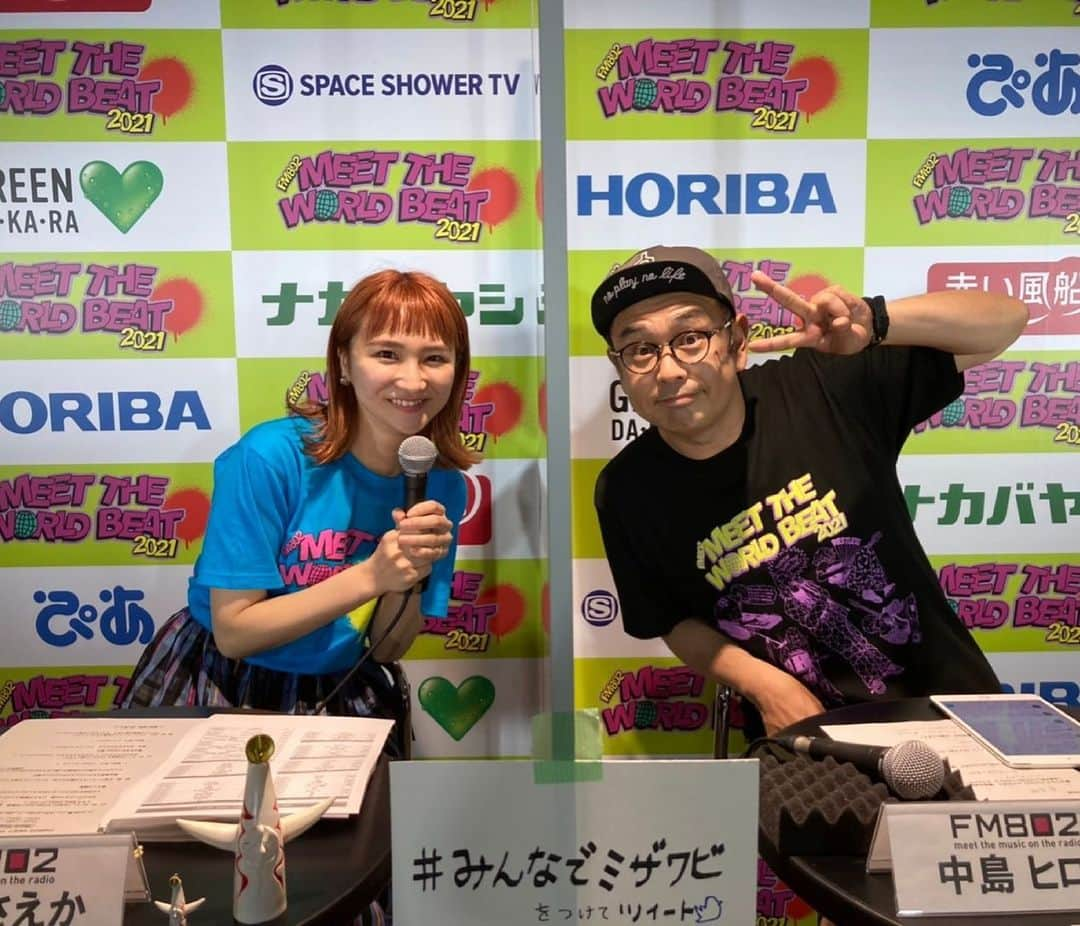 中島ヒロトのインスタグラム：「出来ました。  FM802  MEET THE WORLD BEAT 2021  日本最大級の野外フリーコンサート。2年ぶりの開催となりましたが、緊急事態宣言延長を受けて、急遽会場をいつもの万博記念公園から大阪城ホールに移して、無観客の生中継・生配信に変更して開催しました。 今出来る最善だったと思います。観てくださった方々の感想を週明けの番組で頂くまでなんとも言えませんが、とにかく出来ることは全部やり切った感じ。 MCなどフロントに立つのは僕らDJですが、すごい数のスタッフ・関係者の見事な突貫工事には本当に頭が下がります。心からお疲れ様でした。 オープニングMCと、幕間〜転換時の配信トークパートは、ばんちゃんとコンビで。 久々に集まれたDJ'sと、撮影の瞬間だけマスク外して。 帰り、スゲエ空で、自撮り上手い桜井が撮ってくれた1枚。桜井、田村、ふかまっちゃん、土井ちゃん、そしてウチの自慢の社長。  幸せです。  #fm802 #meettheworldbeat2021 #workdaysbecameplaydays」