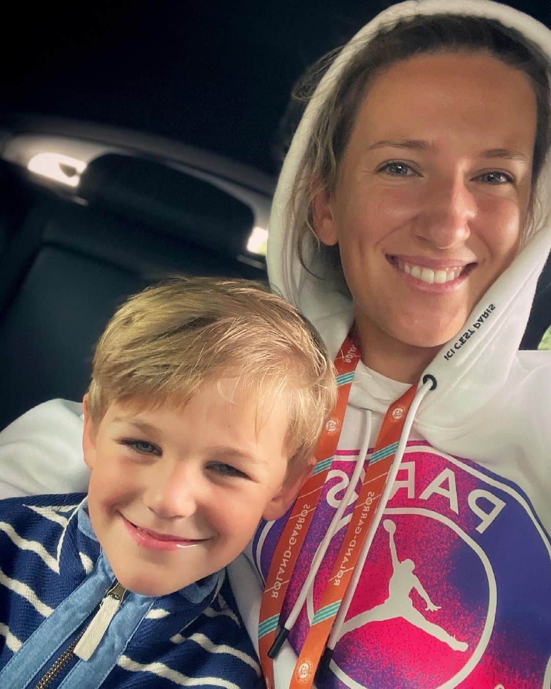 ビクトリア・アザレンカのインスタグラム：「From Paris with ❤️」