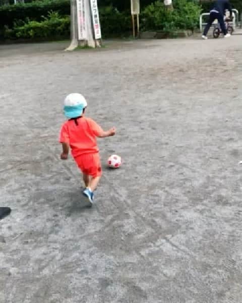 SHIORIのインスタグラム：「公園に連れて行ってくれた母から送られてきた今日の息子。1歳8ヶ月、いつの間にかボール蹴りができるようになっててびっくり😳サッカーが好きなようで💘💘💘 ユニフォームはParis Saint-Germain. 去年はぶかぶかだったのに、ちょうどいいサイズ。」