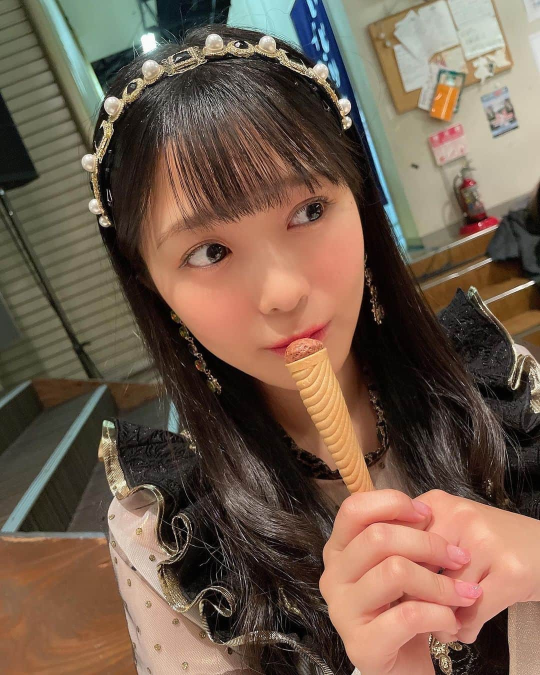 安田桃寧のインスタグラム：「. カプカプ😚💓 #細カプリコ #カプリコ #グリコ さん」