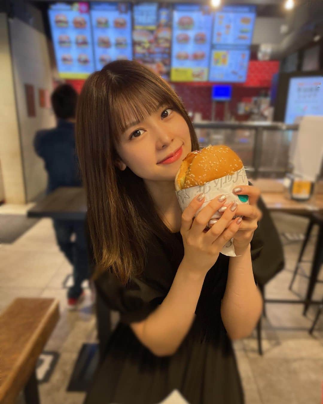 吉川七瀬さんのインスタグラム写真 - (吉川七瀬Instagram)「ハンバーガー大好き🌞🌞🌞 みんなの好きな食べ物は！？  私はファストフードが大好きだぁぁぁ🍕🍔」6月5日 23時07分 - yoshikawa_nanase