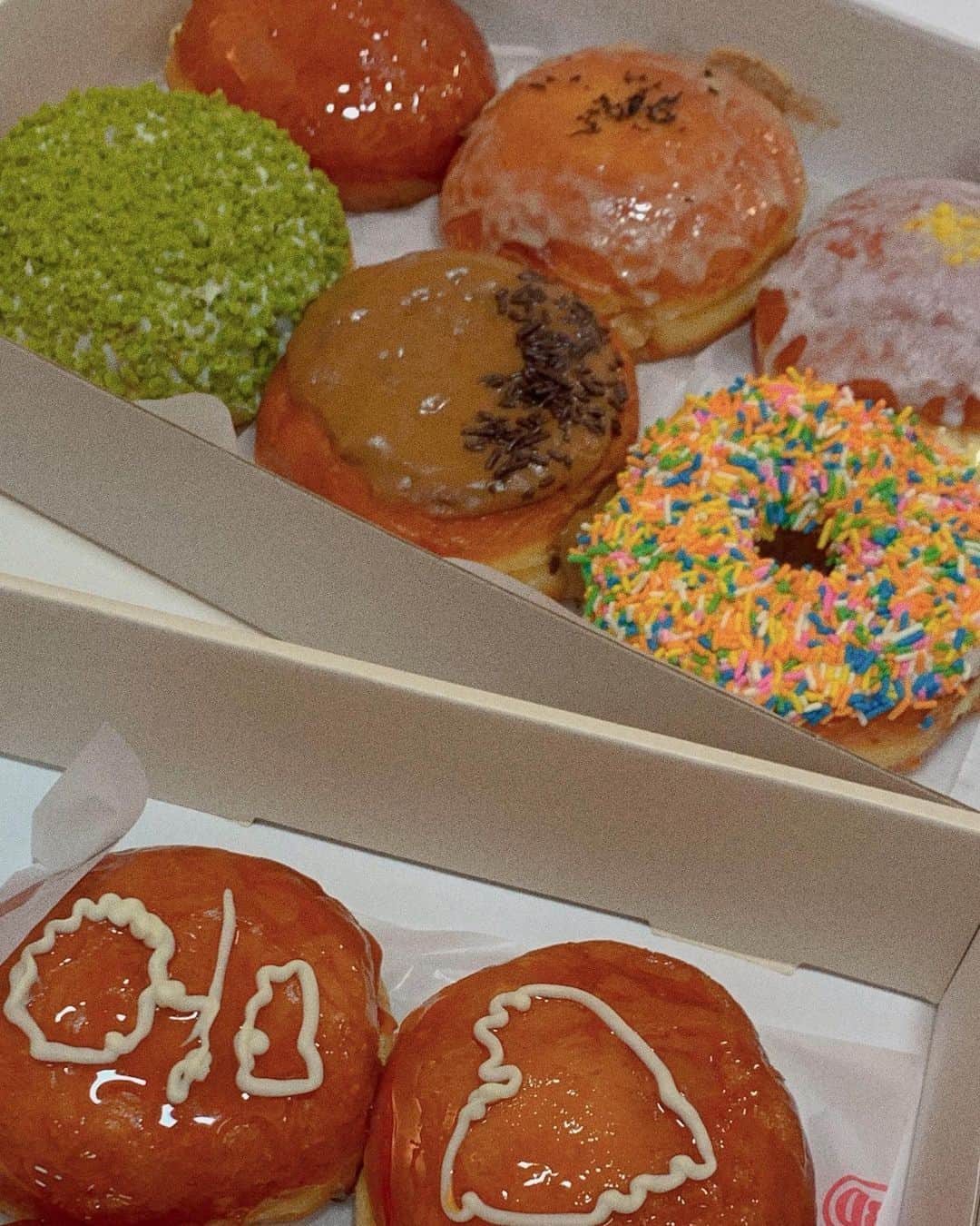 カン・ギョンミンさんのインスタグラム写真 - (カン・ギョンミンInstagram)「도넛맛집 생겼다 해서 못 참구 달려갔지 🍩꒰•‧̫•ू꒱ 여기 외국 아니냐구 ,,🤎   #굠민냠냠탐방🍽  #톰스벌스데이」6月5日 23時09分 - kkmmmkk