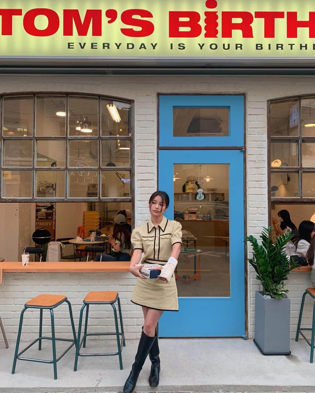 カン・ギョンミンさんのインスタグラム写真 - (カン・ギョンミンInstagram)「도넛맛집 생겼다 해서 못 참구 달려갔지 🍩꒰•‧̫•ू꒱ 여기 외국 아니냐구 ,,🤎   #굠민냠냠탐방🍽  #톰스벌스데이」6月5日 23時09分 - kkmmmkk