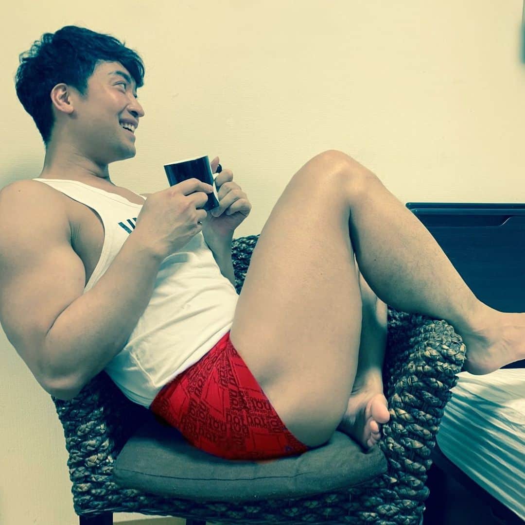 JUNYAのインスタグラム：「BodyWildの新作ボクサーを頂きました🩲⠀ 俺が中学校の時に、初めて履いたのがBodyWildのボクサー。20年以上経ってもあることがまずすごくない？笑⠀ 新作AIRZはウエストゴムがなくて、履いてることを忘れるくらい軽くて、脱いだ後も履いた跡が全くついてないのだ！🤔⠀ 増量中の今は食い込んで食い込んで...😂⠀ 20年経つとさすがに進化するね！⠀ 常に日本のメンズアンダーウェアを先駆けて取り入れるBodyWild。⠀ AIRZが何年か後のスタンダードになるかも？☺️⠀ ありがとうございます😘 ⠀  #bodywild #ボディワイルド #airz #エアーズ #airzモニター #ボクサーパンツ #mensfashionreport #mensfashion  #mensstyle #mensfitness #fitness #gym #exircise #singersongwriter #musician #singer #mensmodel #menswear #mensapparel #mensclothing #ジム #筋トレ #筋肉  #mensfitness #歌手  #model #fashion  #muscle #マッチョ #hairstyle」