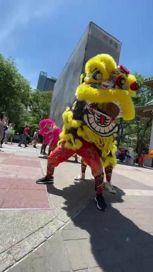 ダニエル・アエンのインスタグラム：「@aaccboston proud to see the new age lion dance team!」