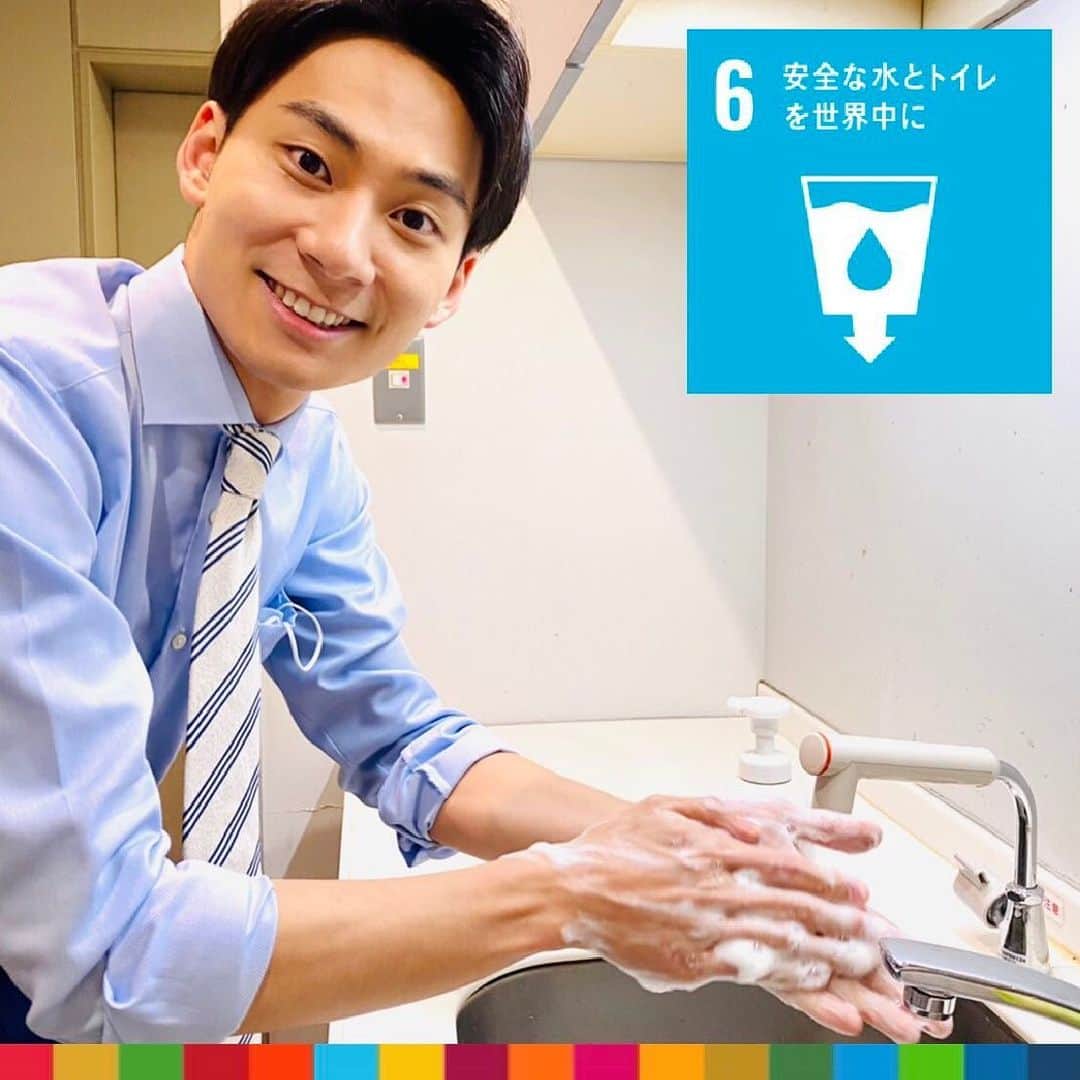 フジテレビアナウンサーのインスタグラム：「今湊敬樹です。  新型コロナウイルス感染防止のため、こまめに手を洗ったり、うがいをしたりする人が増えていると思います。 そこで私のアクションは、『こまめに蛇口を閉める』です。 石鹸で手を洗っている間はもちろん、たった一回のうがいをコップにためるだけで、約5リットル！！もの節約になるそうです。 （ちなみに、水圧にもよりますが蛇口の水を30秒流しっぱなしだと6リットルも消費してしまいます。） 水資源が豊かな日本。世界を見渡せば、水によって命の危機にさらされている人たちもいます。水は大切に使いたいです。  #楽しくアクションSDGs #sdgs #6安全な水とトイレを世界中に #フジテレビアナウンサー #今湊敬樹 #節水」