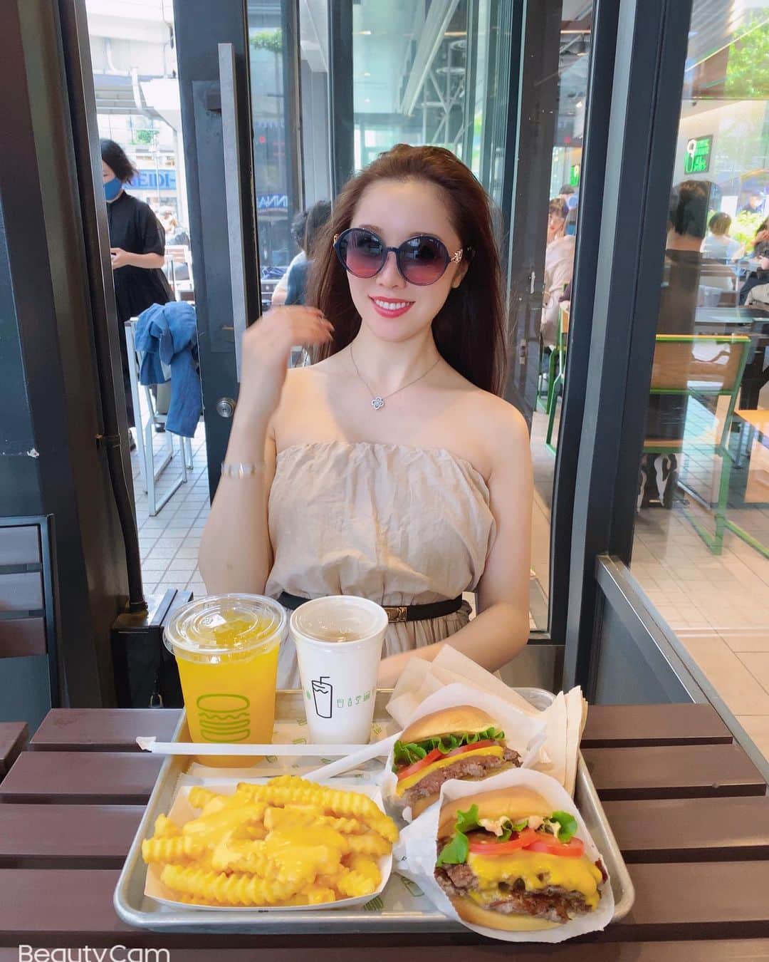 石田安奈のインスタグラム：「休日はハンバーガー🍔💕　　  いつも安定のチーズバーガー🍔💝  天気も良いと外で食べたくなるよね〜💕　 日差しが強くなってきたからサングラスと日傘は必需品です笑😂  真夏感満載😂😂😂  #ランチ#ハンバーガー#東京#shakeshack #lunch#roppongi #tokyo」