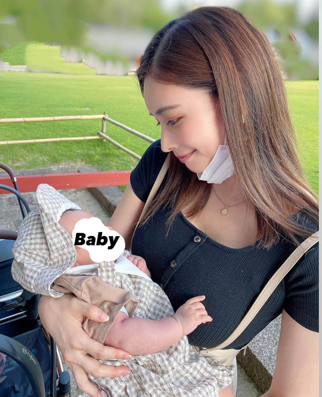 のインスタグラム：「毎日幸せをくれる👶🏻🤍　@tokuayubaby たくさんお散歩した日 ・ ・ ・ ・ ・ ・ ・ ・ ・ ・ ・ ・ ・ ・ ・ ・ #お散歩#いい天気#休日#赤ちゃんのいる生活#赤ちゃんのいる暮らし#子育てママ#子育て日記#男の子ママ#男の子ベビー#ベイビー#ママコーデ#ママファッション#親子#家族写真#公園#日焼け#赤ちゃんコーデ#帽子#ネックレス#インスタ映え#大人可愛い#大人カジュアル#産後ダイエット#産後#トレーニング#大阪#familytime#babyboy#babystagram#japanesegirl」