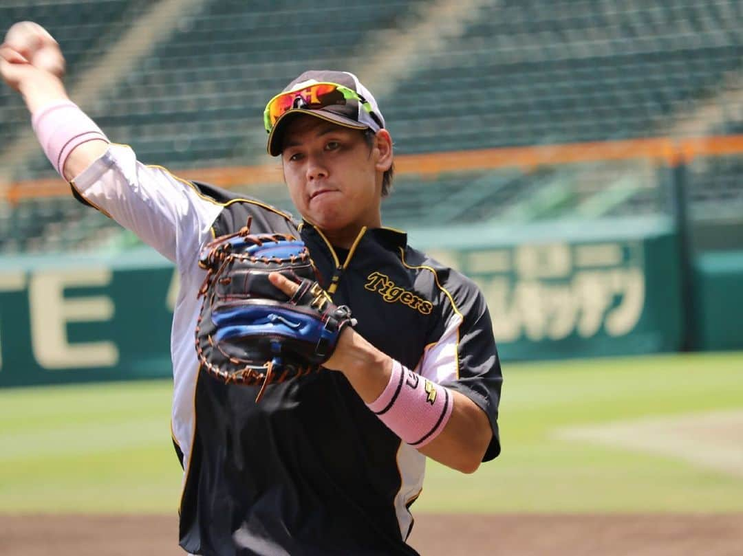 阪神タイガースさんのインスタグラム写真 - (阪神タイガースInstagram)「今日も甲子園でソフトバンク戦です‼︎  試合前練習の様子をお届けします！  #梅野隆太郎 選手#藤浪晋太郎 選手#原口文仁 選手#ラウルアルカンタラ 選手#糸井嘉男 選手 #阪神タイガース #挑超頂 #セパ交流戦」6月6日 12時32分 - hanshintigers_official