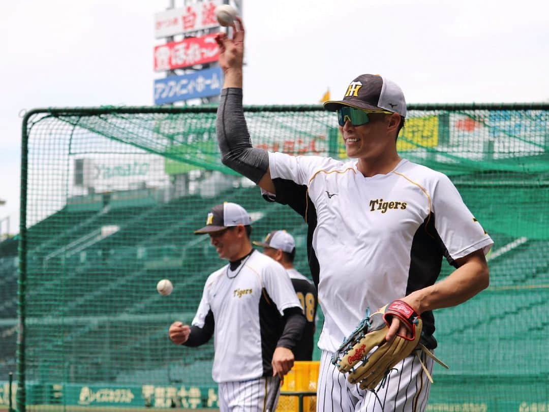 阪神タイガースさんのインスタグラム写真 - (阪神タイガースInstagram)「今日も甲子園でソフトバンク戦です‼︎  試合前練習の様子をお届けします！  #梅野隆太郎 選手#藤浪晋太郎 選手#原口文仁 選手#ラウルアルカンタラ 選手#糸井嘉男 選手 #阪神タイガース #挑超頂 #セパ交流戦」6月6日 12時32分 - hanshintigers_official