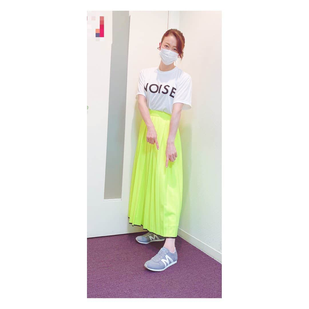 田中雅美さんのインスタグラム写真 - (田中雅美Instagram)「今日の私服〜。  ・ ・ この目が覚めるようなシャキッとした鮮やかな蛍光黄色の可愛いスカートは、「お江戸に恋して」のいつもオシャレなスタイルのスタッフさんが履いていて、一目惚れして、サイトを紹介していただいてゲットしました😆  黒のパイピングがまた可愛い♡  ・ ・ そしてそして、 今日のスタイルに合わせたのが、 ミズノのスニーカー♡  ・ ・ 機能性高いスポーツ用品だけでなくて、お洒落な普段使いもできる商品も豊富なミズノさんです。  ・ ・ #ミズノ #スニーカー #私服 #蛍光色スカート #目が覚めました」6月6日 12時41分 - tanakamasami_official