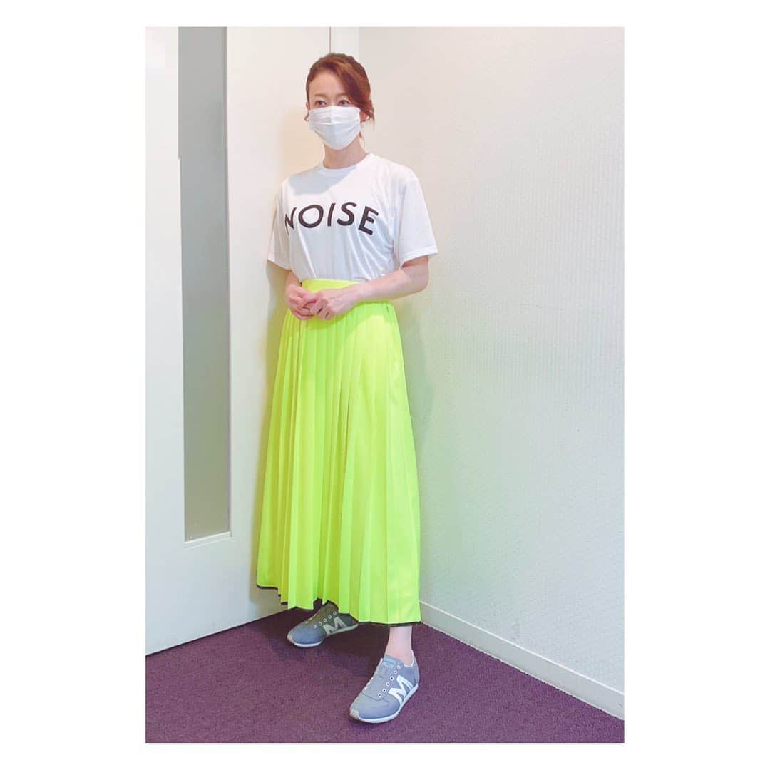 田中雅美さんのインスタグラム写真 - (田中雅美Instagram)「今日の私服〜。  ・ ・ この目が覚めるようなシャキッとした鮮やかな蛍光黄色の可愛いスカートは、「お江戸に恋して」のいつもオシャレなスタイルのスタッフさんが履いていて、一目惚れして、サイトを紹介していただいてゲットしました😆  黒のパイピングがまた可愛い♡  ・ ・ そしてそして、 今日のスタイルに合わせたのが、 ミズノのスニーカー♡  ・ ・ 機能性高いスポーツ用品だけでなくて、お洒落な普段使いもできる商品も豊富なミズノさんです。  ・ ・ #ミズノ #スニーカー #私服 #蛍光色スカート #目が覚めました」6月6日 12時41分 - tanakamasami_official